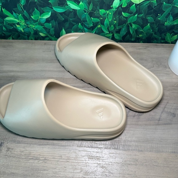 Yeezys color tan size 11 - Picture 2 of 4